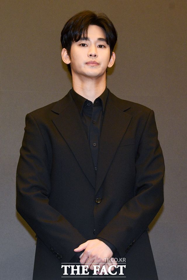 김수현 소속사가 가로세로연구소 김세의 대표의 구속 송치에 대한 입장을 밝혔다. 사진은 지난해 3월 김수현이 서울 마포구 상암 스탠포드호텔에서 故 김새론과 미성년자 시절 교제 의혹과 관련해 기자회견을 열고 입장을 밝히는 모습. /서예원 기자