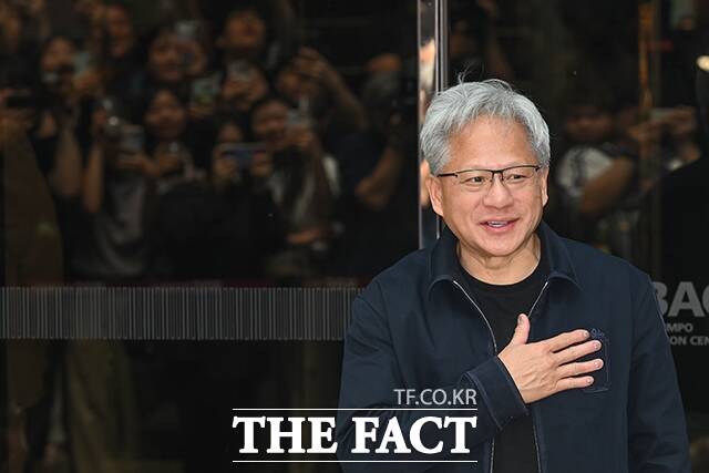 젠슨 황 엔비디아 CEO가 5일 오후 서울 강서구 김포비즈니스항공센터를 통해 입국해 취재진과 팬들을 향해 인사하고 있다. /남윤호 기자