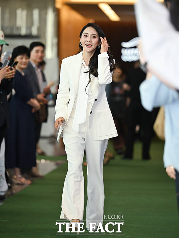 가수 바다가 5일 오후 서울 송파구 롯데콘서트홀에서 열린 제23회 서울국제환경영화제 포토콜에 참석해 그린카펫을 밟고 있다. /박헌우 기자