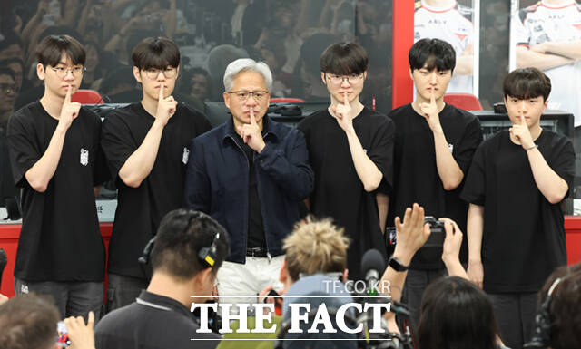 젠슨 황 엔비디아 최고경영자(CEO)가 5일 서울 마포구 ‘T1 베이스 캠프’를 방문해 ‘페이커‘ 이상혁을 비롯한 e스포츠 구단 T1의 리그 오브 레전드(LoL) 선수단을 만나서 ‘페이커’의 시그니처 포즈를 취하고 있다. /이새롬 기자