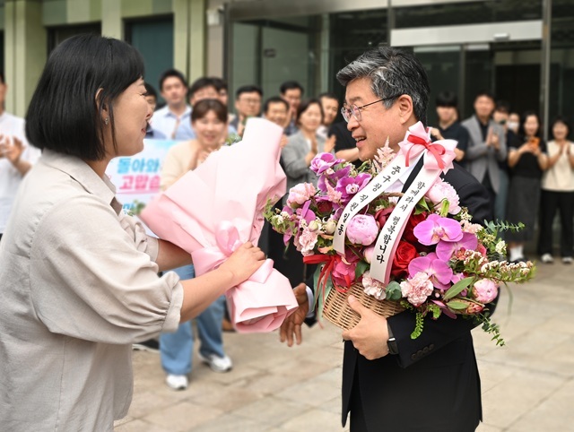 6·3 지방선거에서 재선에 성공한 김길성 중구청장이 지난 4일 출근길에서 직원들의 축하를 받고 있다. /중구