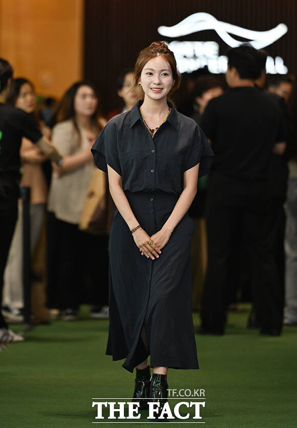 배우 갈소원이 5일 오후 서울 송파구 롯데콘서트홀에서 열린 제23회 서울국제환경영화제 포토콜에 참석해 그린카펫을 밟고 있다. /박헌우 기자