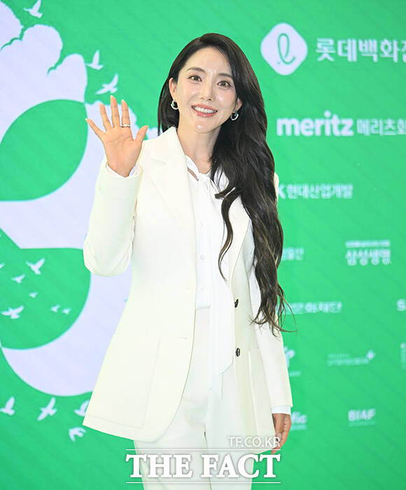 가수 바다가 5일 오후 서울 송파구 롯데콘서트홀에서 열린 제23회 서울국제환경영화제 포토콜에 참석해 그린카펫을 밟고 있다. /박헌우 기자