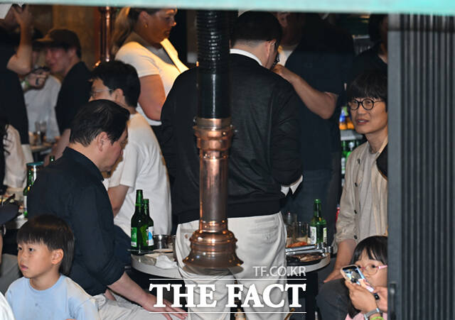 구광모 LG회장이 5일 서울 마포구 서교동의 한 고깃집에서 젠슨 황 엔비디아 최고경영자(CEO)와 최태원 SK회장, 이해진 네이버 의장과 삼겹살 회동을 하는 가운데, 막내인 구 회장이 황 CEO에게 휴지를 뽑아 전달하고 있다. /이새롬 기자