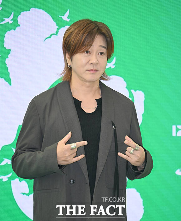 가수 윤도현이 5일 오후 서울 송파구 롯데콘서트홀에서 열린 제23회 서울국제환경영화제 포토콜에 참석해 그린카펫을 밟고 있다. /박헌우 기자