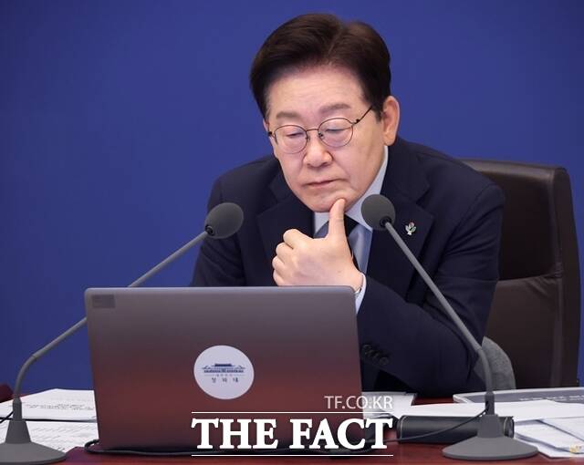업계에서는 실제 서울 주택 공급 확대와 정비사업 성과를 내기 위해서는 결국 정부와 서울시의 정책 조율 여부에 달렸다고 보고 있다. 사진은 이재명 대통령이 지난 2일 청와대에서 열린 제24회 국무회의 겸 제11차 비상경제점검회의에서 중동전쟁 관련 비상국정운영 및 대응 현황 자료를 살펴보고 있다. /뉴시스