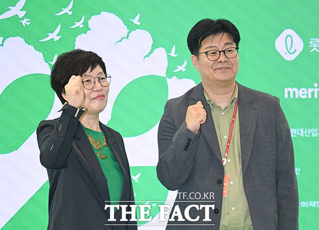정재승(왼쪽), 이미경 서울국제환경영화제 공동집행위원장이 5일 오후 서울 송파구 롯데콘서트홀에서 열린 제23회 서울국제환경영화제 포토콜에 참석해 그린카펫을 밟고 있다. /박헌우 기자