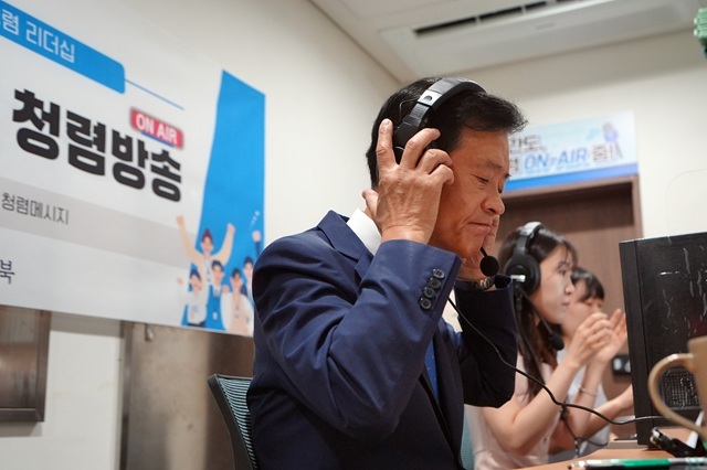 서울 성북구(이승로 구청장)는 3선에 성공한 이승로 성북구청장이 지난 4일 당선 후 첫 공식 일정으로 1일 DJ를 진행했다고 5일 밝혔다. /성북구