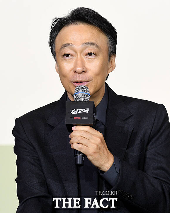 홍종찬 감독(가운데)과 배우 김무열, 이성민, 진기주, 표지훈(피오)(왼쪽부터)이 5일 오전 서울 중구 앰배서더 서울 풀만 호텔에서 열린 넷플릭스 시리즈 '참교육' 제작발표회에 참석해 포즈를 취하고 있다. /박상민 기자
