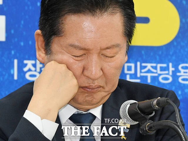 정청래 대표가 지난달 17일 서울 용산구에 마련된 강태웅 용산구청장 후보 선거사무소에서 열린 현장 최고위원회의에 참석해 눈을 감고 있는 모습. /박헌우 기자