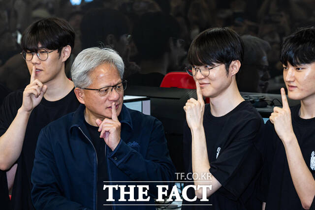 젠슨 황 엔비디아 최고경영자(CEO)가 5일 서울 마포구 'T1 베이스 캠프'를 방문해 ‘페이커‘ 이상혁을 비롯한 e스포츠 구단 T1의 리그 오브 레전드(LoL) 선수단을 만나 '페이커' 시그니처 포즈를 취하고 있다. /이새롬 기자