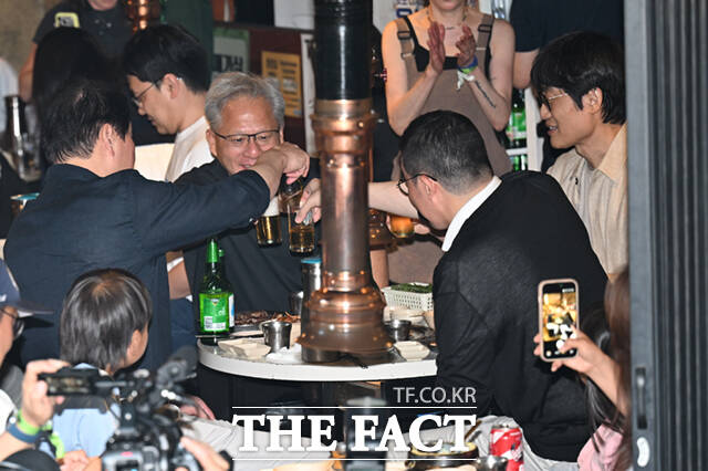 젠슨 황 엔비디아 최고경영자(CEO)가 5일 서울 마포구 서교동의 한 고깃집에서 최태원 SK회장, 구광모 LG회장, 이해진 네이버 의장과 삼겹살 회동을 하고 있다. /이새롬 기자