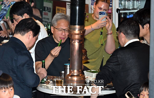 젠슨 황 엔비디아 최고경영자(CEO)가 5일 서울 마포구 서교동의 한 고깃집에서 최태원 SK회장, 구광모 LG회장, 이해진 네이버 의장과 삼겹살 회동을 하고 있다. /이새롬 기자