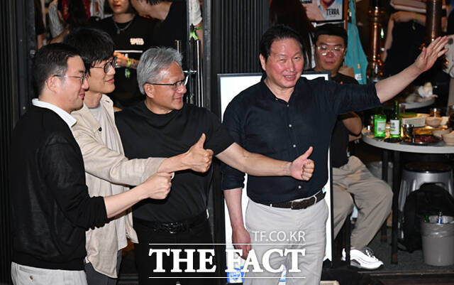 젠슨 황 엔비디아 최고경영자(CEO)가 5일 서울 마포구 서교동의 한 고깃집에서 구광모 LG회장, 이해진 네이버 의장, 최태원 SK회장(왼쪽부터)과 삼겹살 회동을 하는 도중 기념촬영하고 있다. ／이새롬 기자