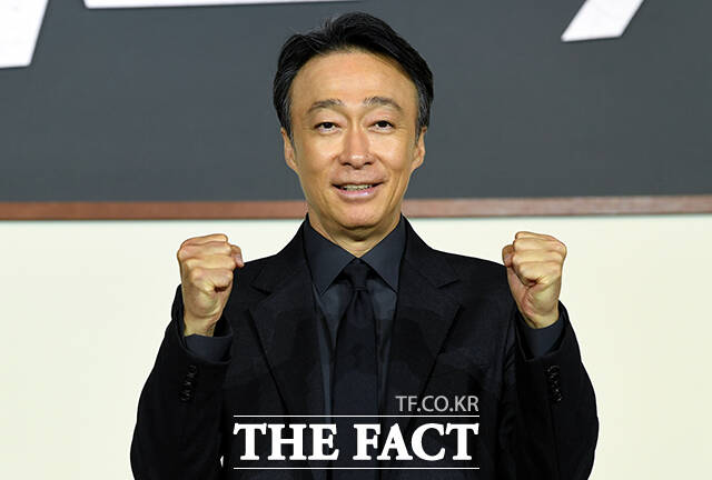 홍종찬 감독(가운데)과 배우 김무열, 이성민, 진기주, 표지훈(피오)(왼쪽부터)이 5일 오전 서울 중구 앰배서더 서울 풀만 호텔에서 열린 넷플릭스 시리즈 '참교육' 제작발표회에 참석해 포즈를 취하고 있다. /박상민 기자
