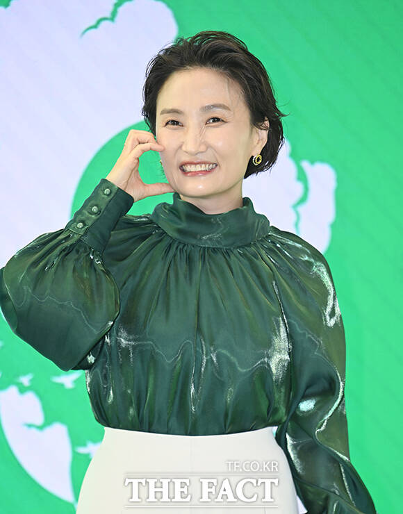 방송인 박경림이 5일 오후 서울 송파구 롯데콘서트홀에서 열린 제23회 서울국제환경영화제 포토콜에 참석해 그린카펫을 밟고 있다. /박헌우 기자