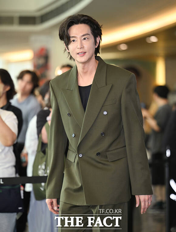 배우 권율이 5일 오후 서울 송파구 롯데콘서트홀에서 열린 제23회 서울국제환경영화제 포토콜에 참석해 그린카펫을 밟고 있다. /박헌우 기자