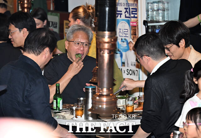 젠슨 황 엔비디아 최고경영자(CEO)가 5일 서울 마포구 서교동의 한 고깃집에서 최태원 SK회장, 구광모 LG회장, 이해진 네이버 의장과 삼겹살 회동을 하고 있다. /이새롬 기자