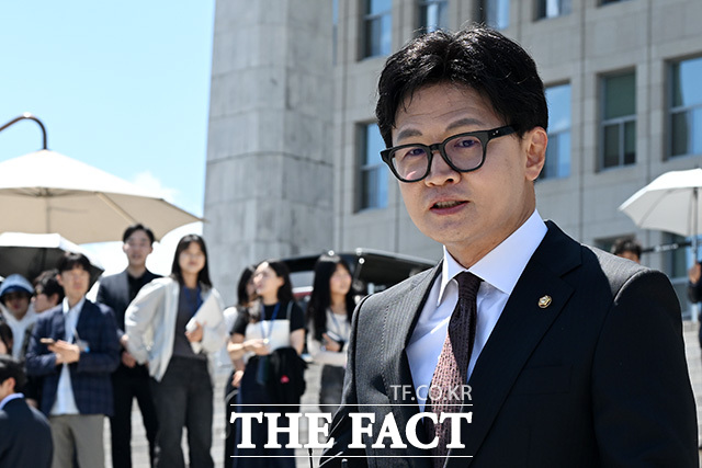 지난 1월 이른바 당원게시판 논란으로 국민의힘 지도부로부터 최종 제명 징계를 받은 뒤 반드시 돌아오겠다는 말을 남기고 정계를 떠났던 그가 진짜 돌아왔다. 이 사연의 주인공이자 부산 북구갑 국회의원 보궐선거에서 당선된 한동훈 무소속 의원이 5일 오후 서울 여의도 국회로 등원하며 발언하는 모습. /남용희 기자
