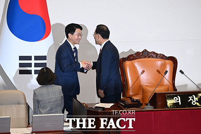 당선 인사말을 마친 뒤 의장석으로 향하며 주호영 의원과 인사를 나누는 조정식 의원(왼쪽).