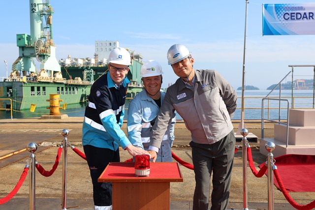5일 열린 '시더 FLNG 진수식'에서 (오른쪽부터)이동현 삼성중공업 해양사업본부장(부사장), 스튜어트 테일러 펨비나 파이프라인 수석 상임고문, 브렛 베이커 블랙앤비치 프로젝트 디렉터가 진수 버튼을 누르고 있다. /삼성중공업