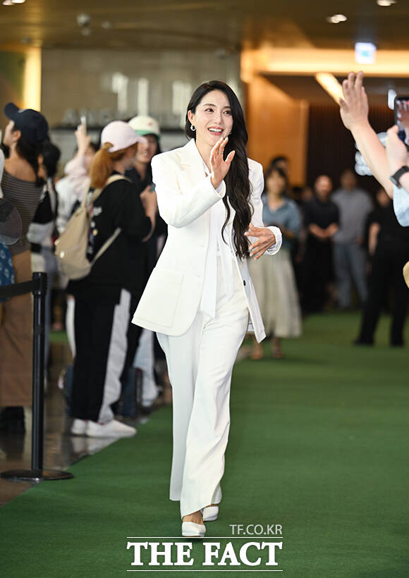 가수 바다가 5일 오후 서울 송파구 롯데콘서트홀에서 열린 제23회 서울국제환경영화제 포토콜에 참석해 그린카펫을 밟고 있다. /박헌우 기자