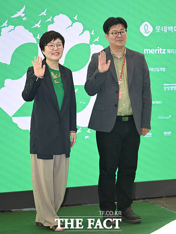 정재승(왼쪽), 이미경 서울국제환경영화제 공동집행위원장이 5일 오후 서울 송파구 롯데콘서트홀에서 열린 제23회 서울국제환경영화제 포토콜에 참석해 그린카펫을 밟고 있다. /박헌우 기자