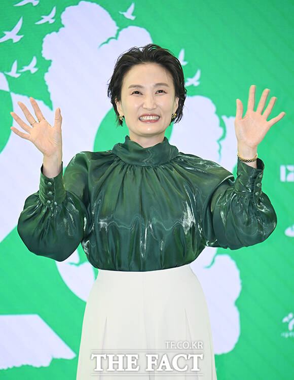 방송인 박경림이 5일 오후 서울 송파구 롯데콘서트홀에서 열린 제23회 서울국제환경영화제 포토콜에 참석해 그린카펫을 밟고 있다. /박헌우 기자