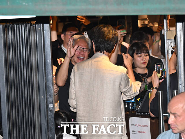 젠슨 황 엔비디아 최고경영자(CEO)가 5일 서울 마포구 서교동의 한 고깃집에서 최태원 SK회장, 구광모 LG회장, 이해진 네이버 의장과 삼겹살 회동을 하는 가운데, 이해진 의장이 네이버 페이로 결제하고 있다. /이새롬 기자