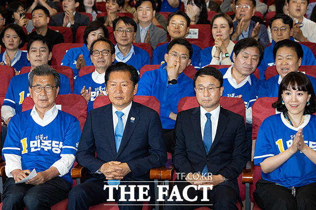 6·3 지방선거가 끝나자마자 민주당 안에서 선거 책임론과 차기 지도부를 둘러싼 신경전이 감지되고 있다. 사진은 민주당 정 대표와 한병도 원내대표(왼쪽 세번째)를 비롯한 의원들이 지난 3일 국회 의원회관 대회의실에 마련된 제9회 전국동시지방선거 개표상황실에서 출구조사 발표 방송을 시청하는 모습. /배정한 기자