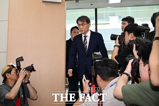 노태악 중앙선거관리위원장이 5일 오후 경기 과천시 중앙선거관리위원회에서 열린 6·3 지방선거 용지부족 사태와 관련한 대국민 사과 기자회견에 참석해 고개를 숙이고 있다. /과천=서예원 기자