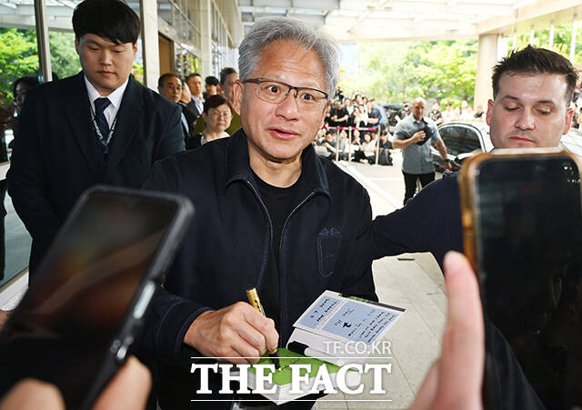 시민들의 서명 요청에 응하는 젠슨 황.