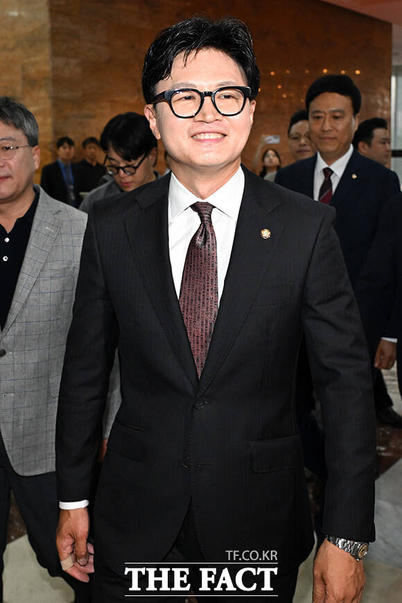 '국회의원 첫출근' 금배지 달고 국회 등원하는 한동훈.