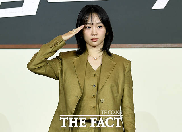홍종찬 감독(가운데)과 배우 김무열, 이성민, 진기주, 표지훈(피오)(왼쪽부터)이 5일 오전 서울 중구 앰배서더 서울 풀만 호텔에서 열린 넷플릭스 시리즈 '참교육' 제작발표회에 참석해 포즈를 취하고 있다. /박상민 기자