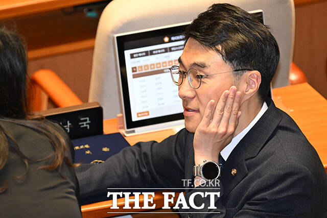 국회의원 보궐선거에서 당선된 더불어민주당 김남국과 전은수, 김남준 의원(왼쪽부터)이 5일 오후 서울 여의도 국회에서 열린 본회의에 참석해 인사말을 하고 있다. /국회=남용희 기자