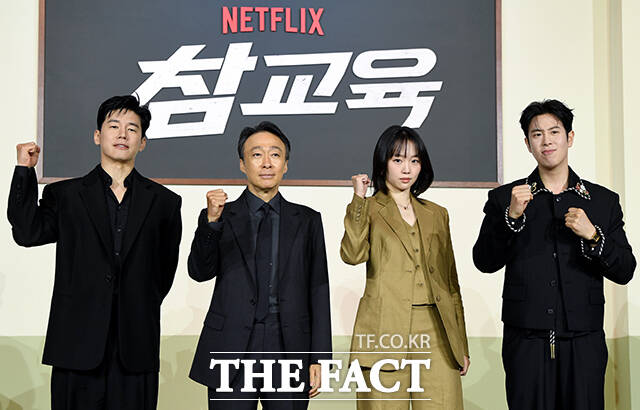홍종찬 감독(가운데)과 배우 김무열, 이성민, 진기주, 표지훈(피오)(왼쪽부터)이 5일 오전 서울 중구 앰배서더 서울 풀만 호텔에서 열린 넷플릭스 시리즈 '참교육' 제작발표회에 참석해 포즈를 취하고 있다. /박상민 기자