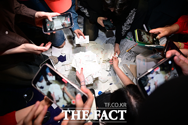 5일 오전 경찰이 서울 송파구 잠실7동 제2투표소 투표함을 반출한 가운데 부정선거를 주장하는 유튜버·시위대 등이 투표소 내부에 남아있는 선거인명부대조표를 발견해 촬영하고 있다. /남윤호 기자