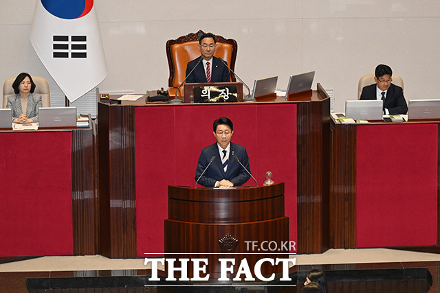 당선 인사말을 마친 뒤 의장석으로 향하며 주호영 의원과 인사를 나누는 조정식 의원(왼쪽).
