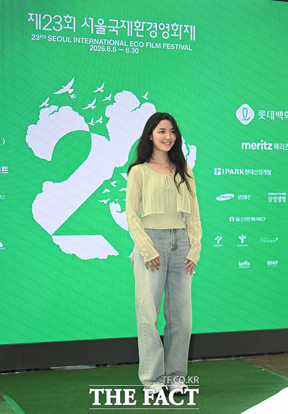 배우 임재인이 5일 오후 서울 송파구 롯데콘서트홀에서 열린 제23회 서울국제환경영화제 포토콜에 참석해 그린카펫을 밟고 있다. /박헌우 기자