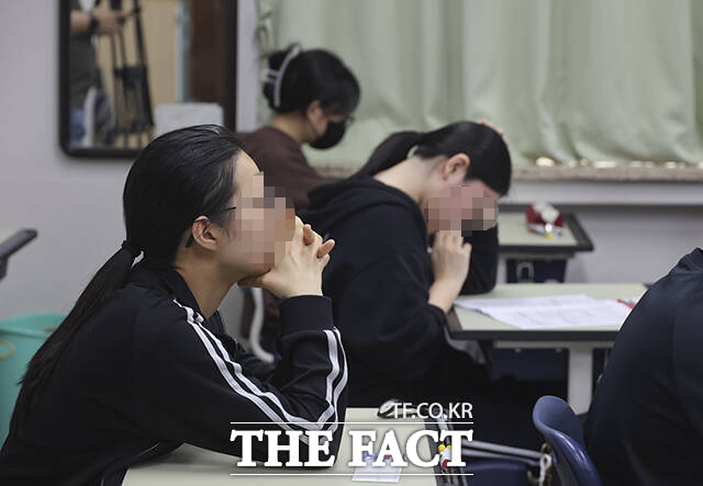 2027학년도 대학수학능력 6월 모의평가가 실시된 4일 오전 서울 마포구 서울여고에서 수험생들이 시험 시작을 기다리고 있다. /사진공동취재단
