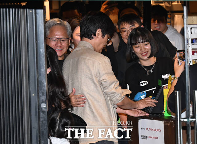 젠슨 황 엔비디아 최고경영자(CEO)가 5일 서울 마포구 서교동의 한 고깃집에서 최태원 SK회장, 구광모 LG회장, 이해진 네이버 의장과 삼겹살 회동을 하는 가운데, 이해진 의장이 네이버 페이로 결제하고 있다. /이새롬 기자