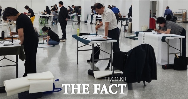 수상자들은 성주문화원 서예교실에서 한자 부문 경당 박기열 초대작가와 한글 부문 소운 김영희 초대작가의 지도를 받아 꾸준히 실력을 갈고닦아 왔다. /한국서예협회 성주지부
