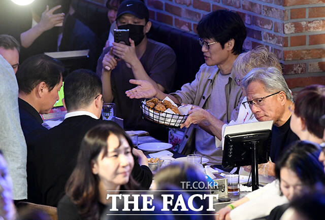 '삼쏘 회동' 마치고 2차로 '치킨 회동' 이어가는 황 CEO와 총수들.