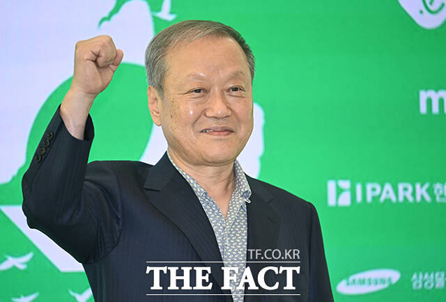 최열 서울국제환경영화제 조직위원장이 5일 오후 서울 송파구 롯데콘서트홀에서 열린 제23회 서울국제환경영화제 포토콜에 참석해 그린카펫을 밟고 있다. /박헌우 기자