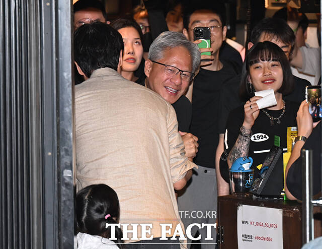 젠슨 황 엔비디아 최고경영자(CEO)가 5일 서울 마포구 서교동의 한 고깃집에서 최태원 SK회장, 구광모 LG회장, 이해진 네이버 의장과 삼겹살 회동을 하는 가운데, 이해진 의장이 네이버 페이로 결제하고 있다. /이새롬 기자