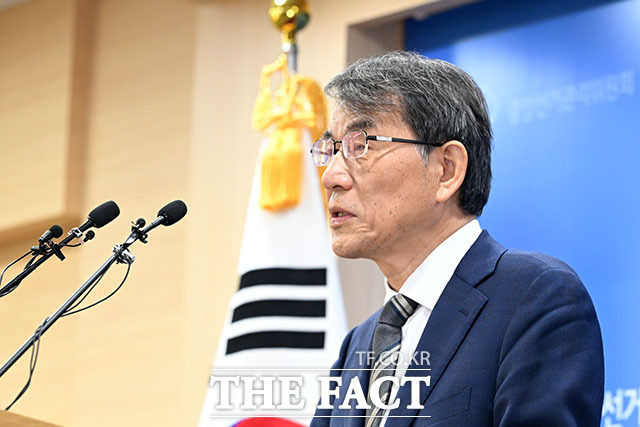 노태악 중앙선거관리위원장이 5일 오후 경기 과천시 중앙선거관리위원회에서 열린 6·3 지방선거 용지부족 사태와 관련한 대국민 사과 기자회견에 참석해 고개를 숙이고 있다. /과천=서예원 기자
