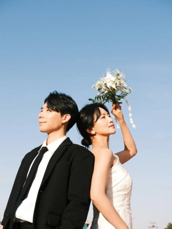 뮤지컬 배우 이준우(왼쪽)와 백은혜가 결혼한다. /이준우 소셜미디어