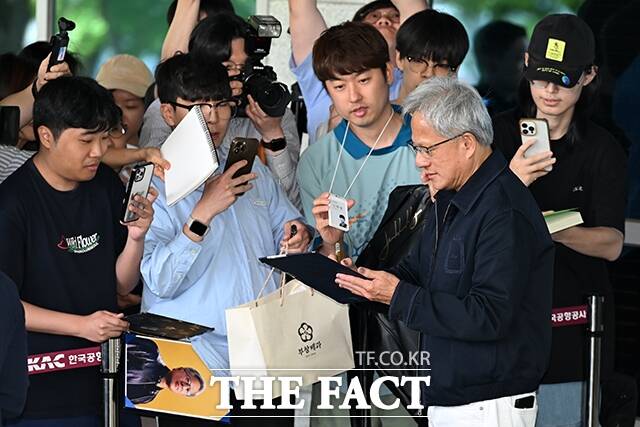 젠슨 황 엔비디아 CEO가 팬들에게 사인을 하고 있다. /남윤호 기자