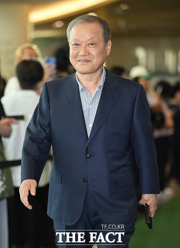 최열 서울국제환경영화제 조직위원장이 5일 오후 서울 송파구 롯데콘서트홀에서 열린 제23회 서울국제환경영화제 포토콜에 참석해 그린카펫을 밟고 있다. /박헌우 기자