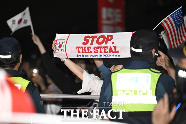 제9회 전국동시지방선거 투표지 부족 사태가 발생한 이튿날인 4일 새벽 경기 과천시 중앙선거관리위원회 과천 청사 앞에 모인 시위대가 선관위를 향해 항의를 하고 있는 모습, /송호영 기